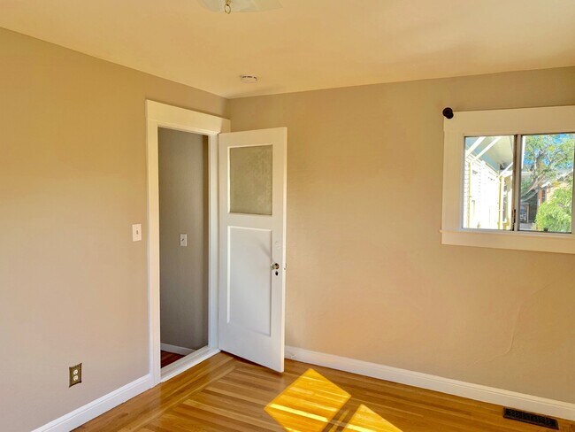 Building Photo - Advent- Low Deposit Rockridge Home W/ Beau...
