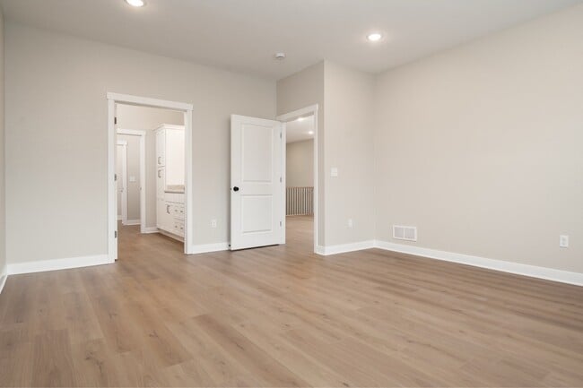 Building Photo - 5740 Willow Creek Ln