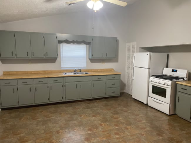 Building Photo - 165 Midway Dr