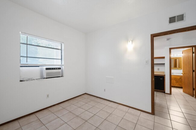 Building Photo - Snug One-Bedroom on Historic Hillside Ave.
