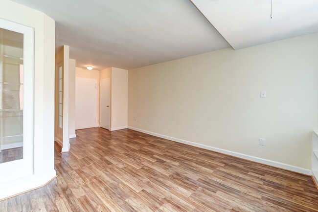 Building Photo - Spacious & Bright Junior One Bedroom at Ri...