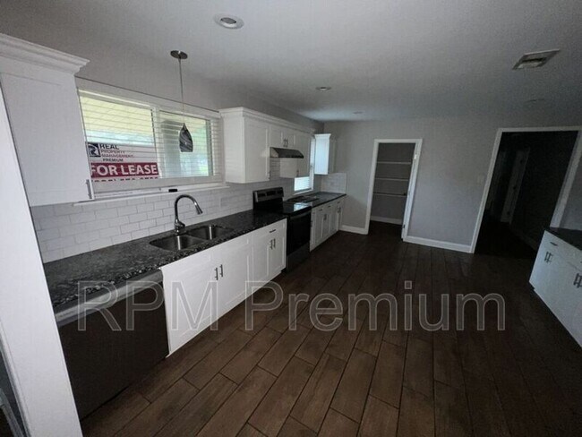 Building Photo - 4922 Sunnybrook Dr