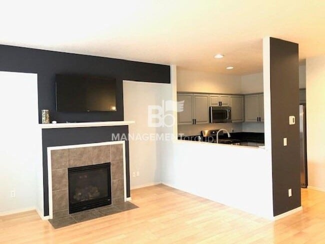 Building Photo - Updated Beaverton Townhome Close to Nike! Private Yard/Patio