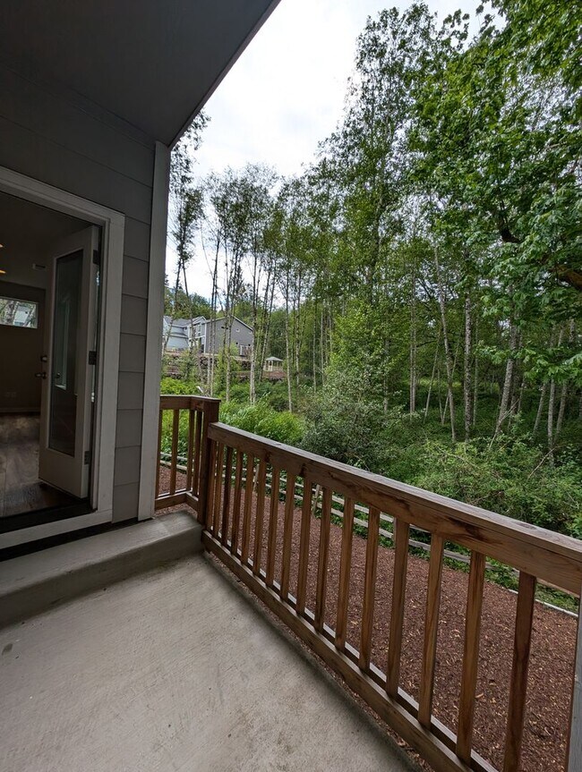 Building Photo - Pristine Bremerton 3 Bedroom Home AVAILABL...