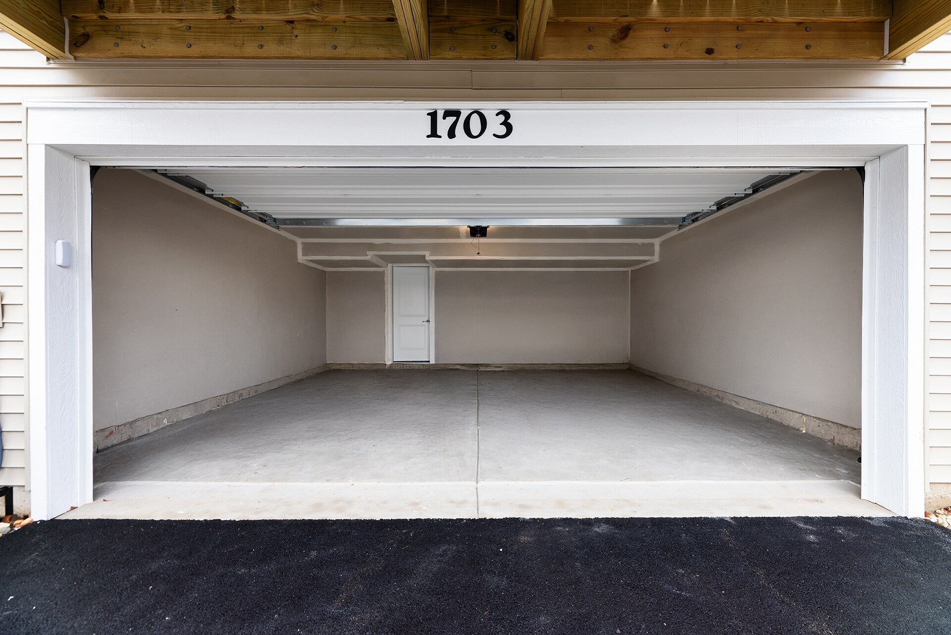 Building Photo - 1703 Neubauer Cir