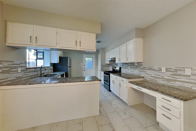 Building Photo - 2615 Silver Falls Dr