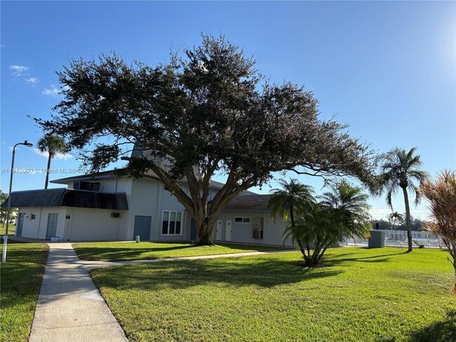 Building Photo - 2223 Park Ln