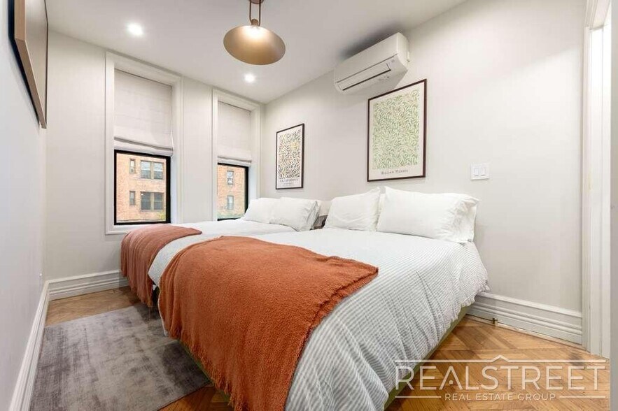 Building Photo - Luxury 4-Bed, 3.5-Bath Duplex with Private...