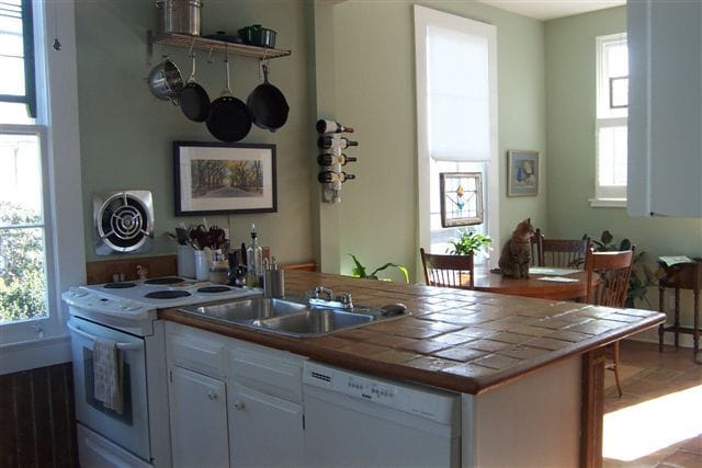 Kitchen - 5940 Laurel St