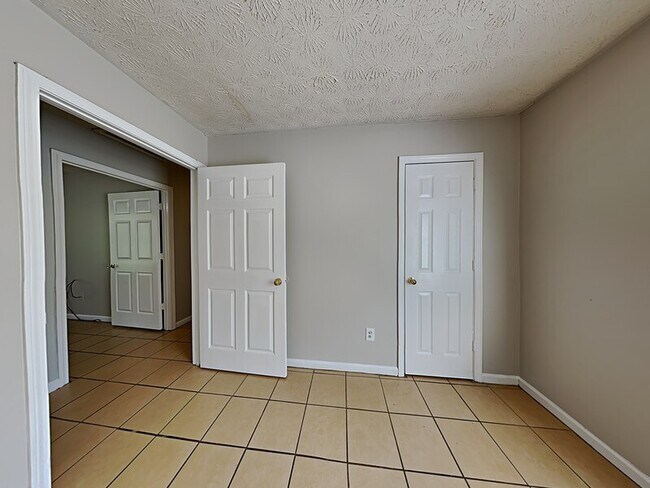 Building Photo - 6114 Green Acres Dr SW