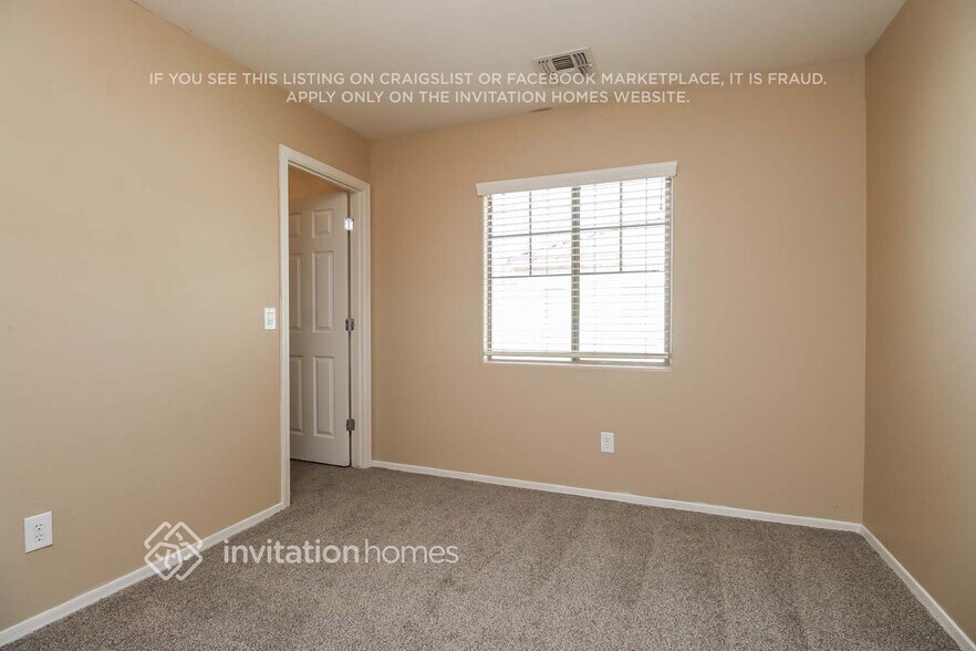 Building Photo - 4674 E Laurel Ave