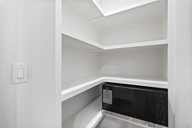 Building Photo - 2737 Clermont Pl