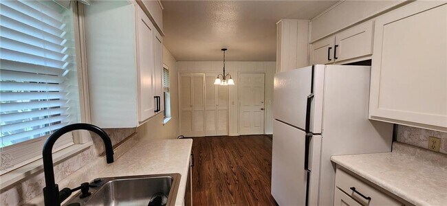 Building Photo - 108 N Layne St