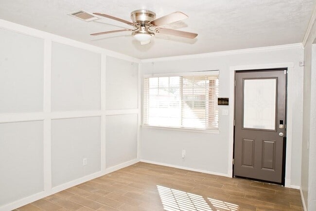 Building Photo - 216 S Bristow Ave