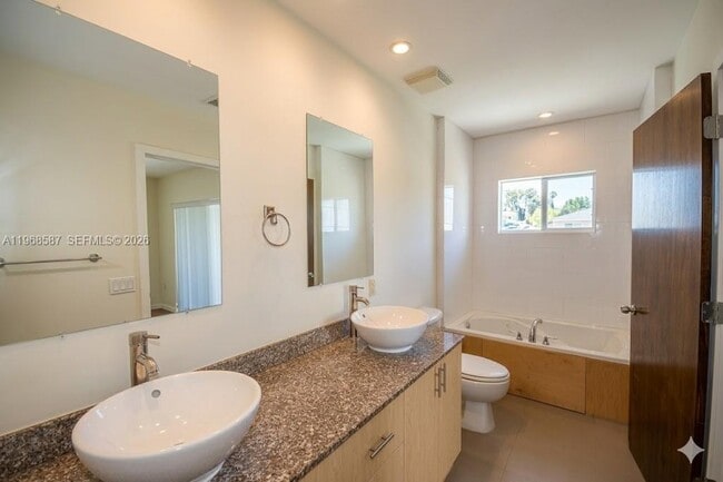 Building Photo - 2780 SW 33rd Ave