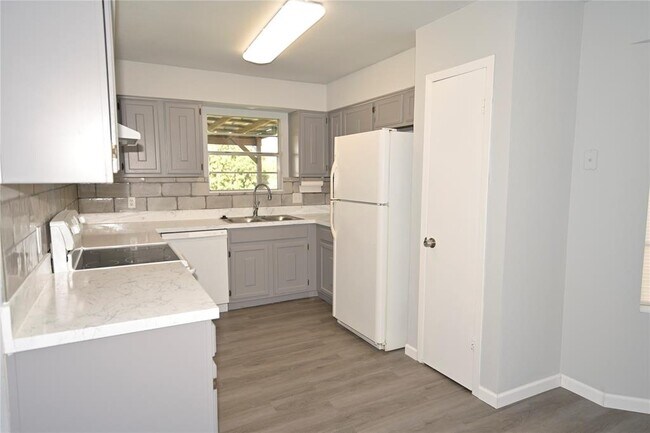 Building Photo - 112 Forestwood Dr