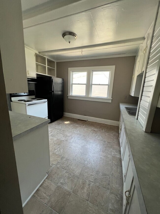 Building Photo - 2 bedroom/1 bathroom