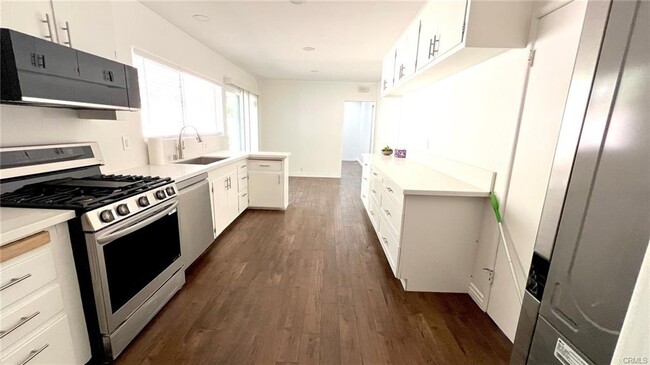 Building Photo - 3155 Linda Vista Rd