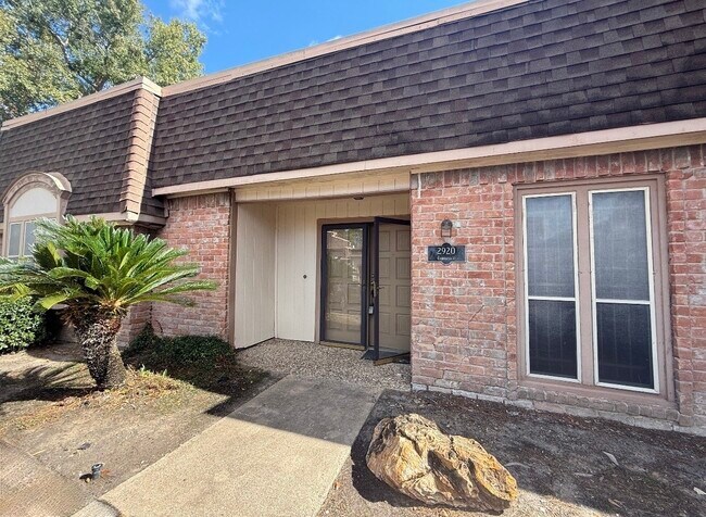 Building Photo - 2920 Cambridge Ln