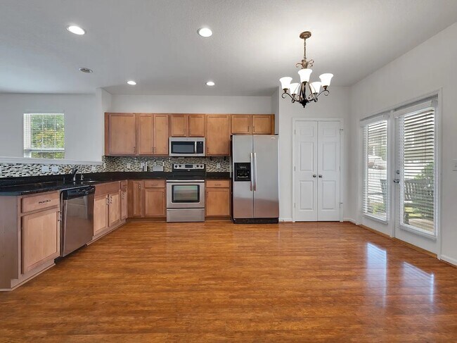 Building Photo - 3025 Four Oaks Blvd