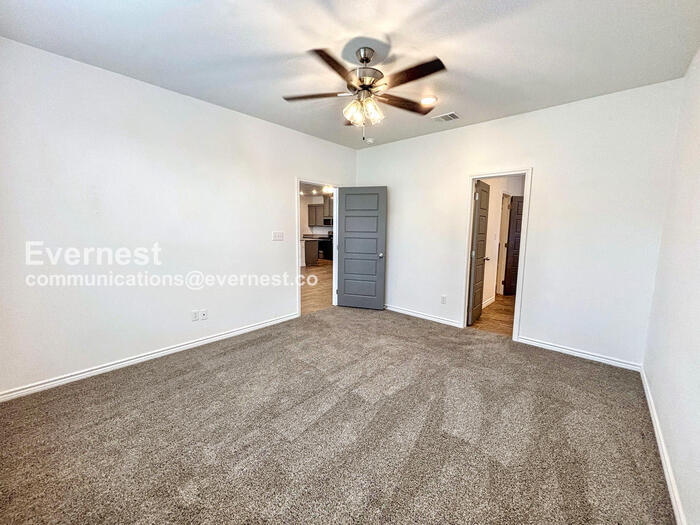 Building Photo - 2203 Hornbeam St