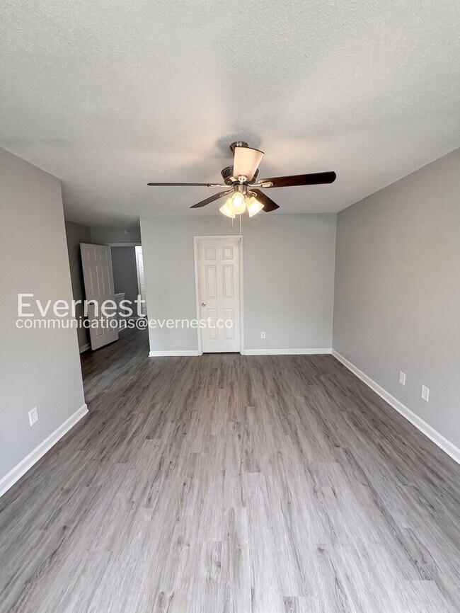 Building Photo - 3 Bed, 2 Bath Home with Garage / Pet-Friendly / Available Now!