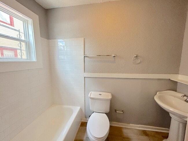 Building Photo - 1 BED | 1 BATH | VICTORIAN DISTRICT