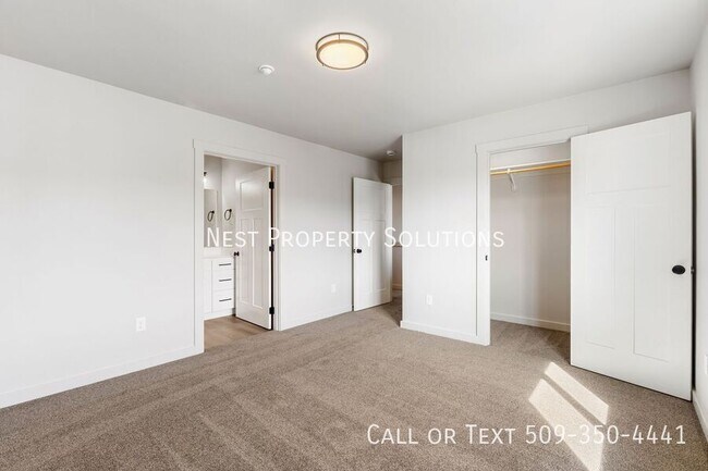 Building Photo - 370 Ivy St NE