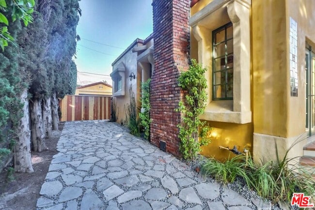 Building Photo - 1847 E Del Mar Blvd