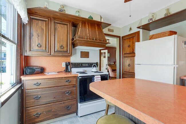 Building Photo - 203 Roxbury Road - $1200/month - Available...