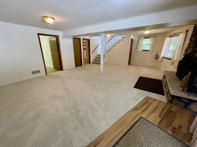 Building Photo - Unique 4 Bedroom Home on Dead-End Road w/ ...