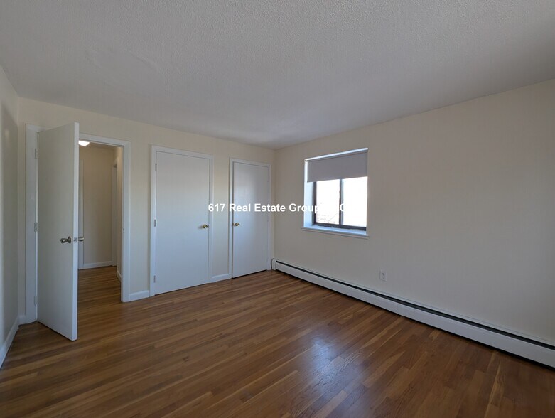 Building Photo - 122 Dustin St