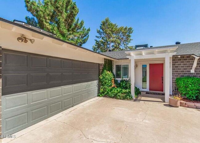Building Photo - 8737 E Sage Dr