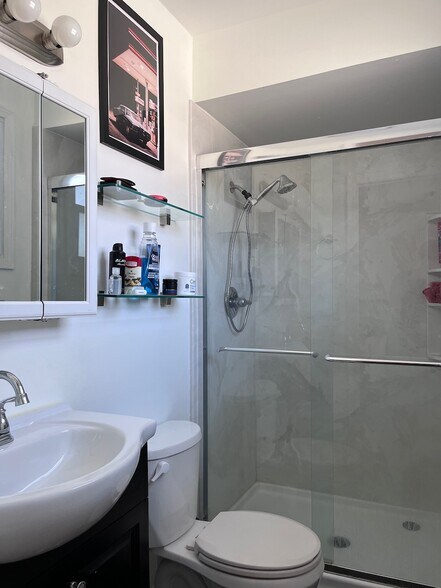 Building Photo - 1531 W Sherwin Ave