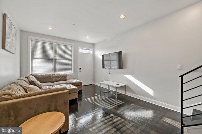 Building Photo - 1517 Latona St