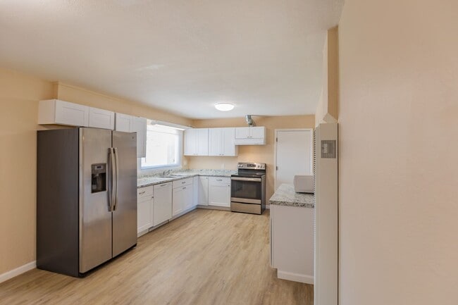 Building Photo - Spacious 4 Bedroom Home