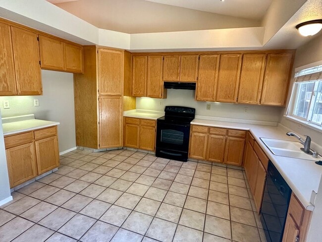Building Photo - 3 bedroom 2.5 bathroom corner lot