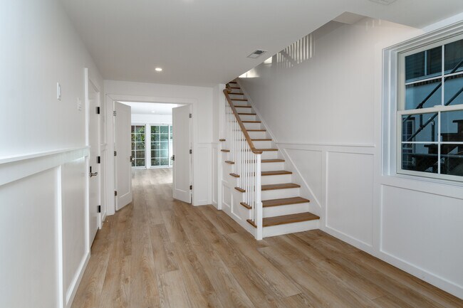 Building Photo - 17 Wilson St