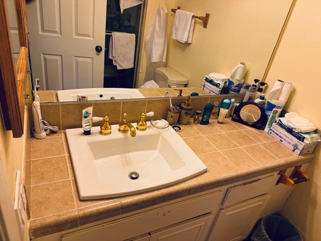 Building Photo - Los Robles Townhome – Flexible Furnishing Options