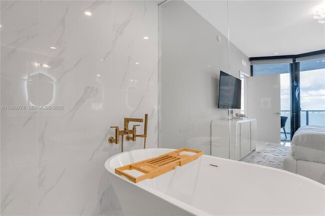 Building Photo - 700 NE 24th St