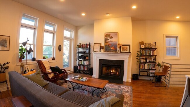 Building Photo - 2140 W Schiller St