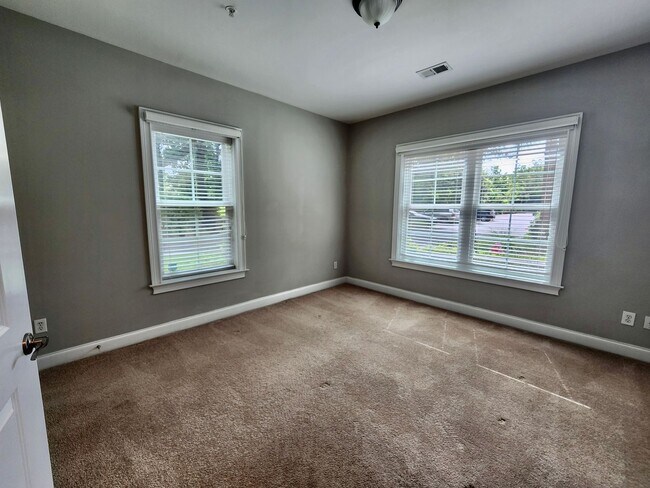 Building Photo - Four bedroom 10 minutes from the beaches o...