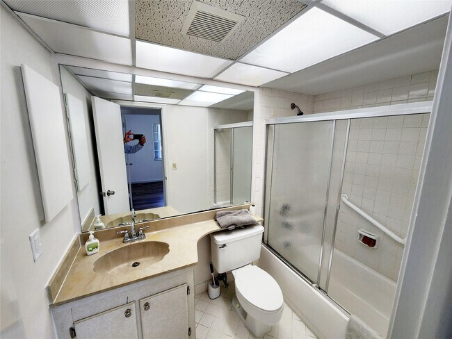 Building Photo - 1638 Embassy Dr