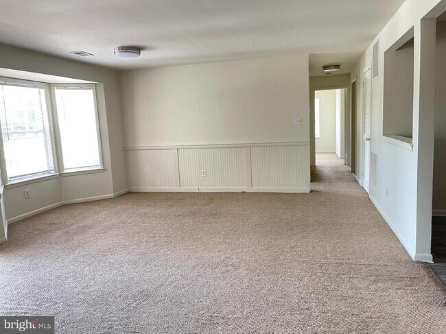 Building Photo - 303 Trinity Ct