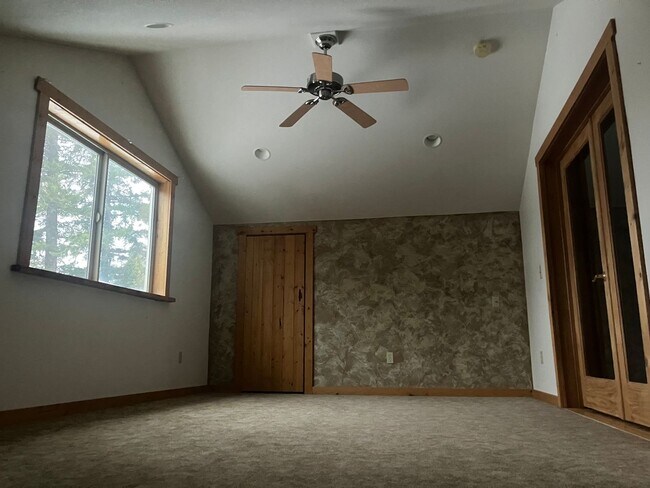 Building Photo - Beautiful 3 Bed, 2 Bath Home in Columbia Falls, MT - Close to Glacier National Park