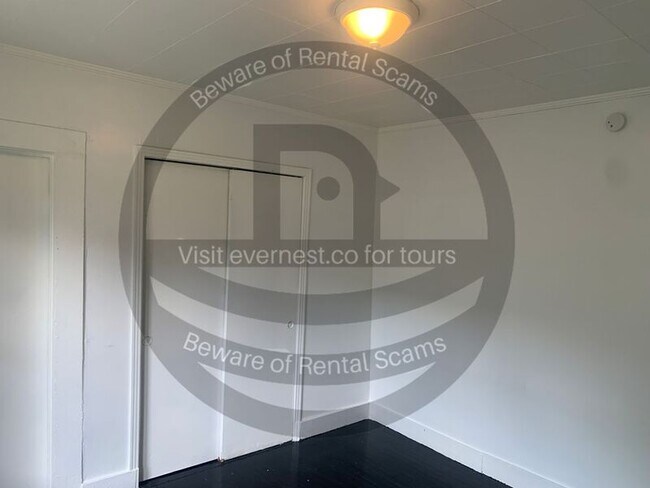 Building Photo - 1325 Sloan Ave