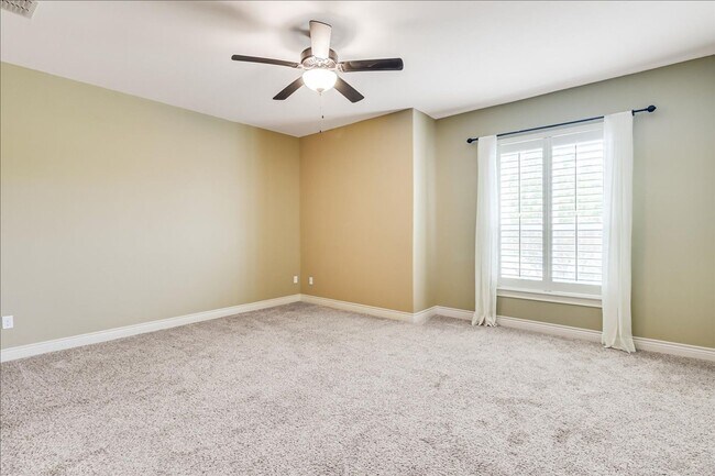 Building Photo - 6241 Lago Vista Dr