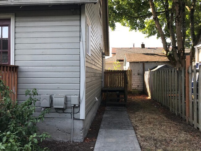 Building Photo - 2x2 with Loft! Walk to Harney Elementary! ...