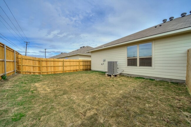 Building Photo - Beautifully designed and thoughtfully maintained duplex