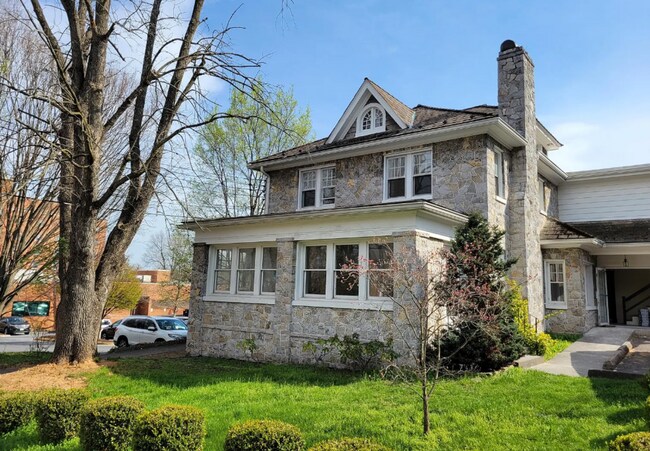 Building Photo - 423 W Cork St